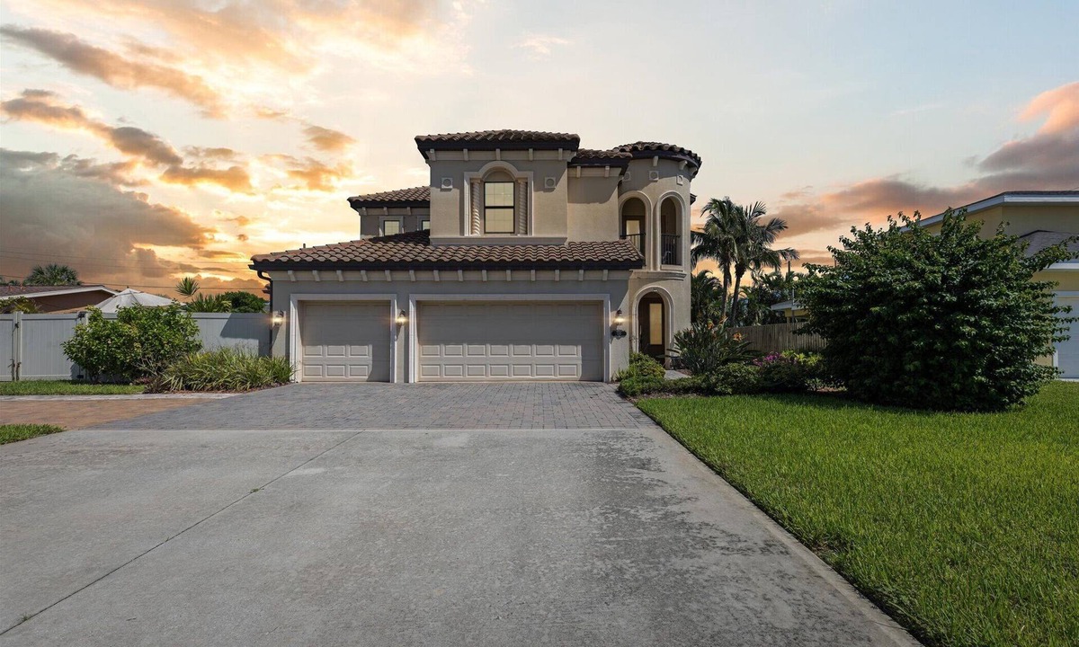 Bar Harbor Colony House | Very Short Walk to Beautiful Beach - Heated Pool, Seasonal in Indialantic