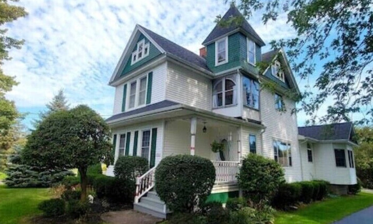 Elma Apartment | Victoria House a comfortable country feel. Close to Buffalo Bills stadium.