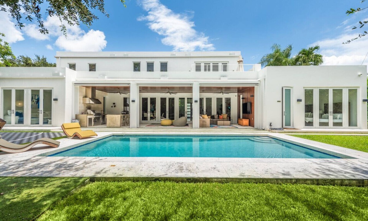 Miramar Villa | Villa Amani-Modern 7BR Villa w/Basketball Court & Gym
