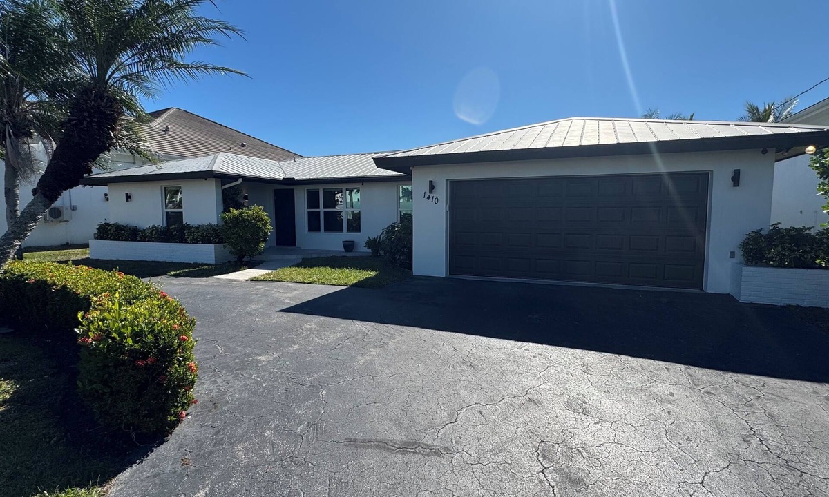 Royal Harbor House | Walk to Old Naples! 3-bedroom 3-bathroom in Royal Harbor, Naples