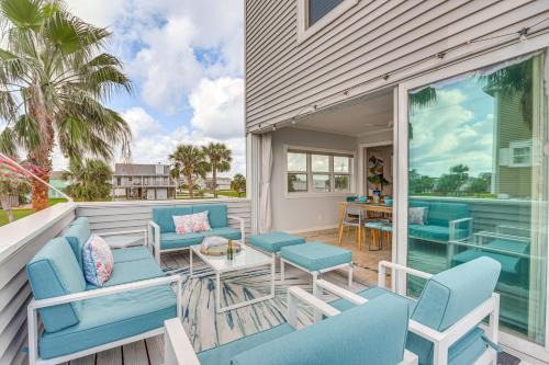 Pirates Beach House | Walk to Pirates Beach: Galveston Gem w/Balcony