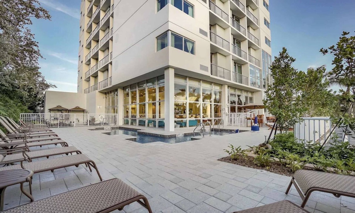 Fort Lauderdale Hotel | Waterfront Elegance Near Cruiseport | Pool & Gym