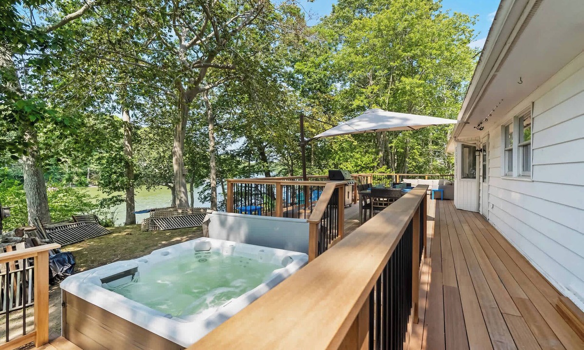 Southold House | Waterfront Hot Tub Retreat w Kayaks | Kayak Point