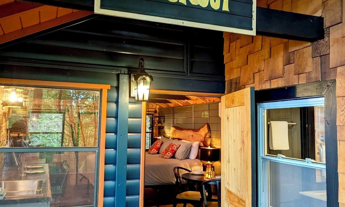 Laurel Ridge Cabin | Welcome to Black Mountain Stomping Ground's The Lookout. king bed/Views
