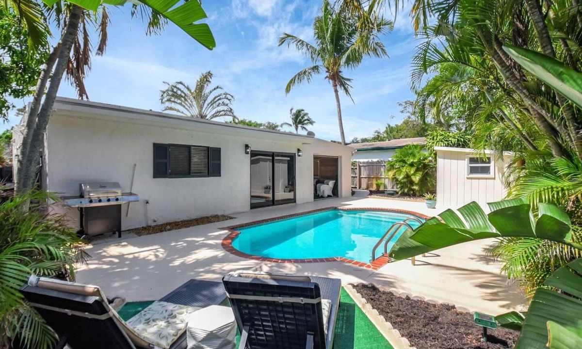 Parker Ridge House | West Palm Beach Oasis | Private Pool Retreat & Open Air Lounge | King Bed & 2 Queen Beds | Grill | TheLiliPad