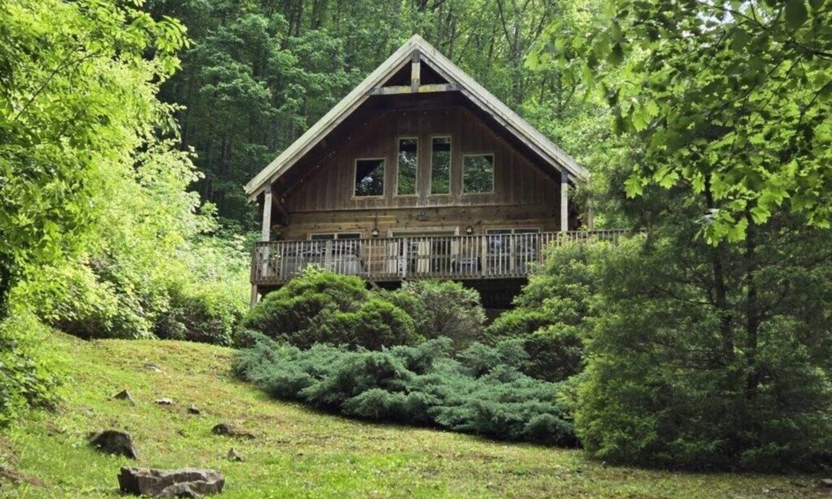 Marshall Ski Chalet | Whispering Waters Chalet: Mountain Loft Living with Hot Tub & Games