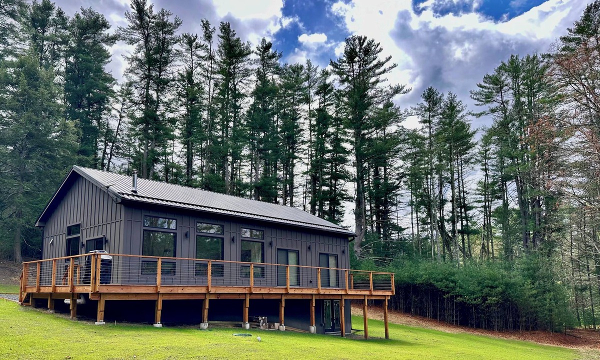 Barryville House | White Pine Chalet - Set among towering pines, this modern retreat pairs clean architecture with cozy interiors. Light-filled by day, serene and cocoon-like at night.