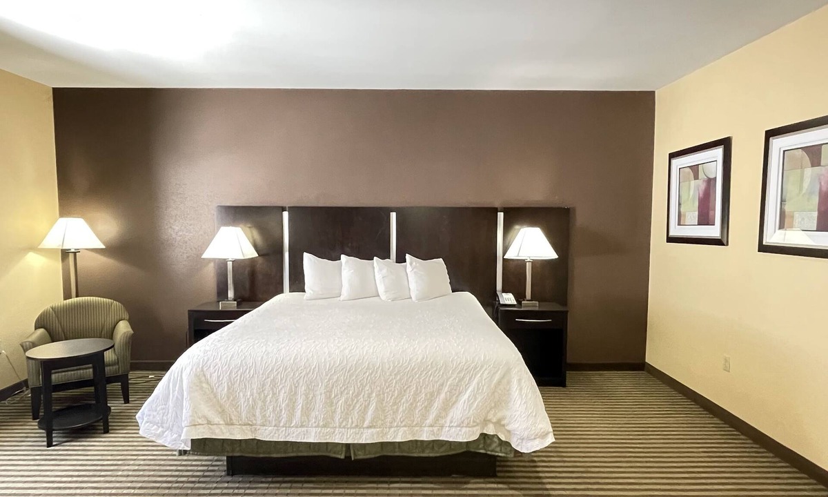 Hamden Hotel | Whitney Inn & Suites
