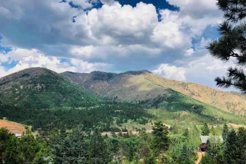 Cascade-Chipita Park House | Winnemucca Spa - Private Guest Suite - Hot Tub, Sauna, Views