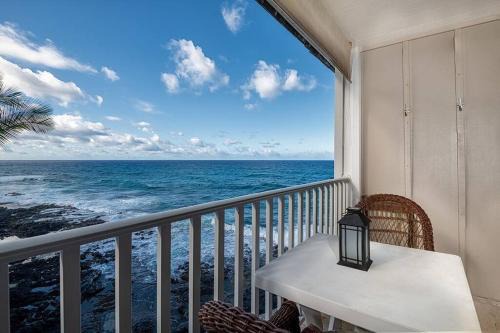 Kailua-Kona House | Wonderful Modern Oceanfront Condo - Hale Kona Kai 408 by Casago Kona
