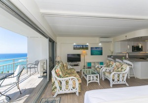 Awesome Ilikai Hotel, Views of the Duke Kahanamoku Lagoon and Waikiki Beach! Minutes away!