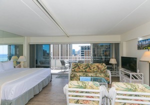 Awesome Ilikai Hotel, Views of the Duke Kahanamoku Lagoon and Waikiki Beach! Minutes away!