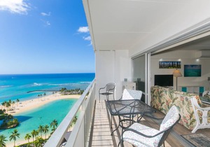 Awesome Ilikai Hotel, Views of the Duke Kahanamoku Lagoon and Waikiki Beach! Minutes away!