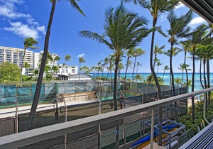 Beachfront Diamond Head views, Quiet End of Waikiki with Swimming/Surfing!