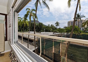 Beachfront Diamond Head views, Quiet End of Waikiki with Swimming/Surfing!
