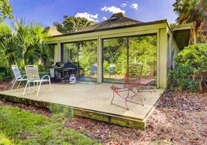 Beautiful condo with balcony, grill & washer/dryer - near shops & dining