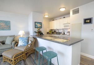 Book Your Maui Escape Now: Stunning Oceanfront Condo.