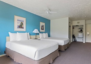 Fun for the Whole Family! 4 Convenient Units, Outdoor Pool, Near Paukukalo Beach