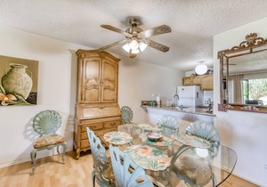 Garden View, Ground-Floor Condo w/Lanai & Shared Hot Tub/Pool - Walk to Beach