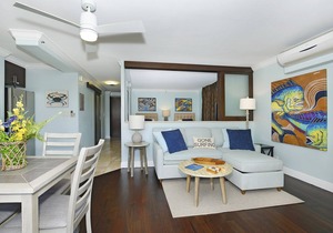 Heart of Waikiki! Lower Floor! Great Location! Washlet, AC, Wi-Fi, Kitchen!