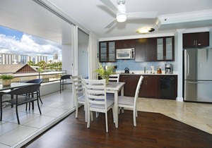 Heart of Waikiki! Lower Floor! Great Location! Washlet, AC, Wi-Fi, Kitchen!