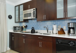 Heart of Waikiki! Lower Floor! Great Location! Washlet, AC, Wi-Fi, Kitchen!