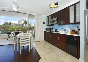Heart of Waikiki! Lower Floor! Great Location! Washlet, AC, Wi-Fi, Kitchen!
