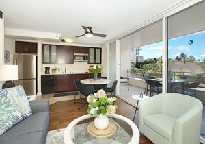 Heart of Waikiki! Lower Floor! Close to Beach! FREE Parking & Wi-Fi, Kitchen!