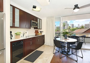 Heart of Waikiki! Lower Floor! Close to Beach! FREE Parking & Wi-Fi, Kitchen!