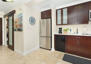 Heart of Waikiki! Lower Floor! Close to Beach! FREE Parking & Wi-Fi, Kitchen!