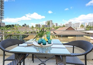 Heart of Waikiki! Lower Floor! Close to Beach! FREE Parking & Wi-Fi, Kitchen!