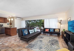 Kona Plaza 201: Cozy Condo w/AC, Shared Pool & Ocean Views