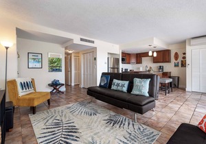 Kona Plaza 201: Cozy Condo w/AC, Shared Pool & Ocean Views