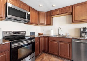 Kona Plaza 201: Cozy Condo w/AC, Shared Pool & Ocean Views
