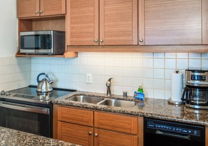 Leinaala Oceanfront #301 Oceanfront Views! A/C, wifi, Pool, Great Rates!