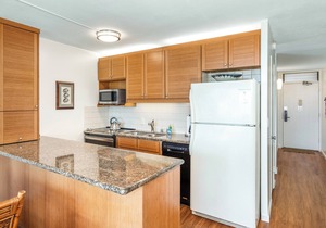 Leinaala Oceanfront #301 Oceanfront Views! A/C, wifi, Pool, Great Rates!