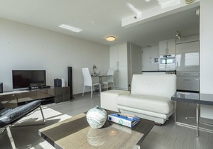 Modern 43rd Floor 1BD - Views of Panoramic Ocean & Diamond Head!