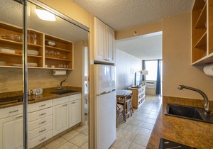 Penthouse Studio in Western Waikiki - convenient location, & stunning views!