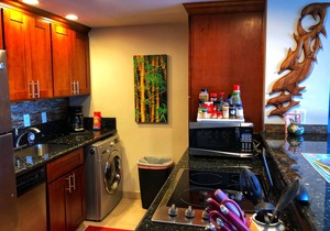 Relaxing Ocean Front Views on Maui! Island Sands Condominium