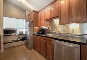 Tropical Garden Family Home - Sleeps 6 - Walk to Beach, BBQ, Hot Tub