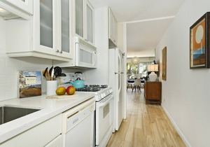 Upgraded Beachfront Studio on Quiet Waikiki beach with Swimming/Surfing!