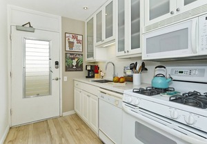 Upgraded Beachfront Studio on Quiet Waikiki beach with Swimming/Surfing!