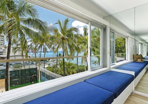 Upgraded Beachfront Studio on Quiet Waikiki beach with Swimming/Surfing!
