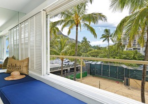 Upgraded Beachfront Studio on Quiet Waikiki beach with Swimming/Surfing!