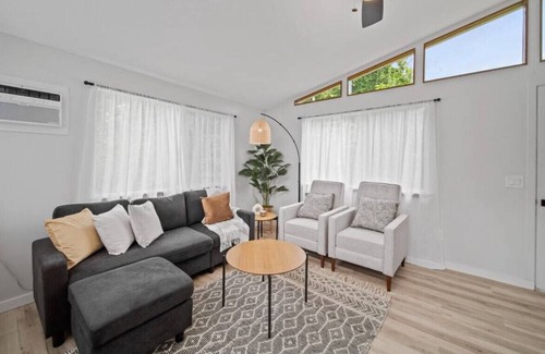 Hilo House | 117 Wainaku HOUSE B · Peaceful Haven in Hilo 3BR House