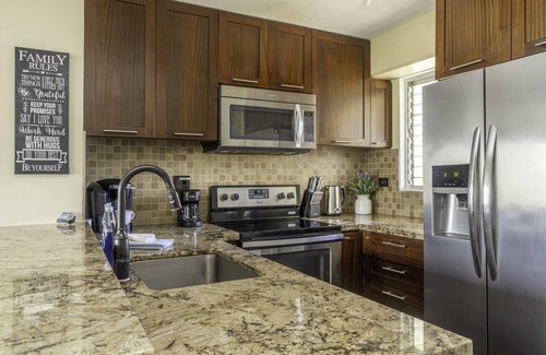McCully - Moiliili Condo | 2 Bedroom Condo in Waikiki, FREE PARKING