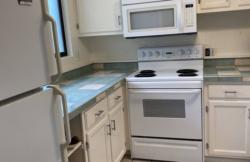Kailua-Kona Condo | 2 bedrooms, 2 bathrooms - Across street from beach and close to Kailua Village