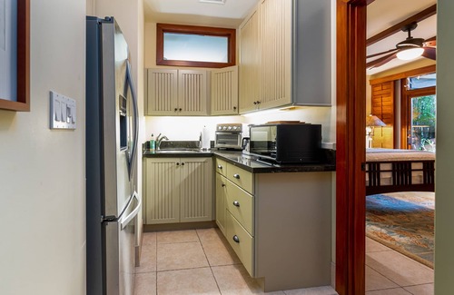 Kahala Apartment | A Quiet Honolulu LUX STUDIO near Diamond Head & Waikiki w/private yard space