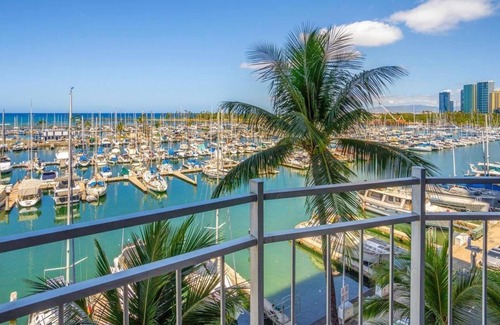 Waikiki Condo | Absolutely Oceanfront - Free Parking - Full Kitchen- full disability access.
