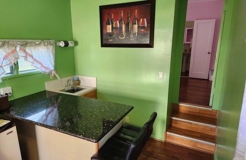McCully - Moiliili House | Beautiful & Convenient 1 Bedroom/living Room With Free Parking!